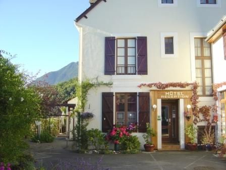 façade1-hotellesrochers-saintsavin-hautespyrenees.jpg 