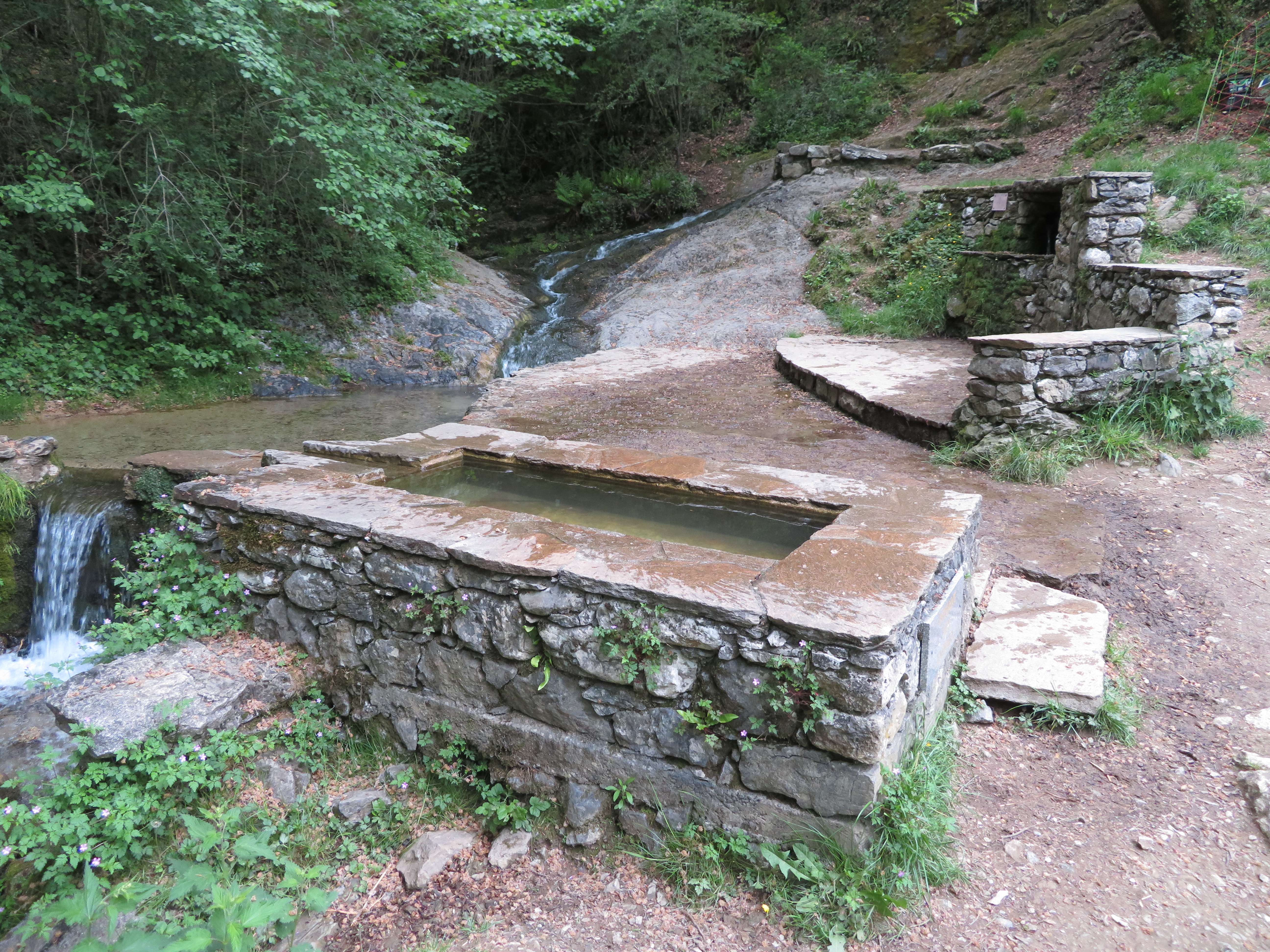 magique-leau-dans-le-village-daste