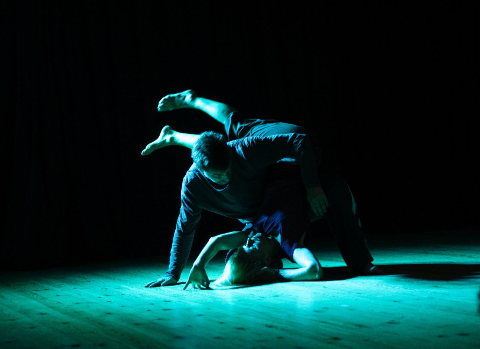 stage-contact-improvisation